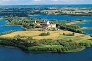 По самому красивому озеру Польши можно отправиться на экскурсию. // encyklopedia.pwn.pl