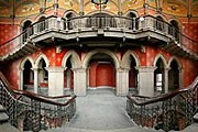 Историческая лестница отеля – одна из красивейших в Англии. // milesfaster.co.uk