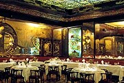 Знаменитый ресторан можно посетить только вечером. // maxims-de-paris.com