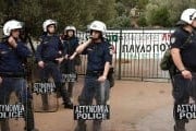 Полицейские у входа в музейный комплекс Акрополя // Reuters