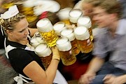 На празднике можно попробовать пиво из разных стран. // iberarte.com