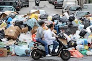 Городские улицы завалены мусором. // PAP