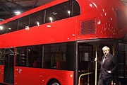 Мэр лично представил общественности новый автобус. // Lewis Whyld / PA Wire