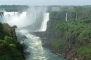 Миллионы туристов приезжают посмотреть водопады Игуасу. // Travel.ru