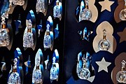 Елка украшена миниатюрными бутылками Louis XIII. // examiner.com