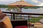 На террасе отеля Chobe Safari Lodge // chobelodgeuganda.com