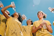 Использование бутилированной воды сводит риск заражения к нулю. // GettyImages