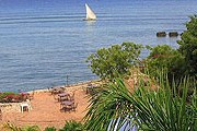 Пляж отеля Best Western Coral Beach в Танзании // coralbeach-tz.com
