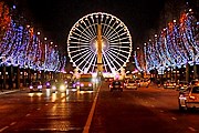 На Елисейских Полях Новый год встречают тысячи горожан и туристов. // tout-paris.org