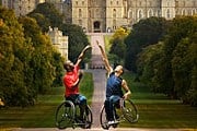 Паралимпийцы на фоне Виндзорского замка // dailymail.co.uk