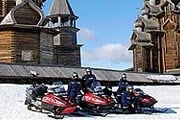 Сафари на снегоходах – традиционный вид зимнего отдыха в Карелии. // adrenalinetour.ru