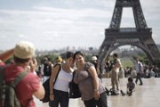 Туристы возвращаются во Францию. // AP