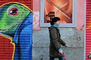 Граффити защитят двери магазинов от вандализма. // AFP