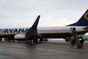 Высадка пассажиров Ryanair через обычные трапы // Travel.ru