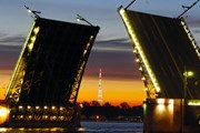 Разводные мосты привлекают множество туристов. // Travel.ru