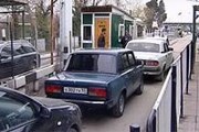 На автомобильной границе Абхазии - большие очереди. // ntktv.ru
