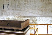 Гробница Хоремхеба в Саккаре // Wikipedia