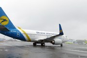 Самолет Ukraine International Airlines прибывает в Домодедово // Travel.ru