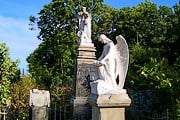 Совершить экскурсию по кладбищу можно не только днем. // wikipedia.org