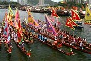 Фестиваль драконьих лодок собирает множество зрителей. // Hong Kong Tourism Board