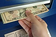 Россияне и украинцы предпочитают везти с собой меньше наличных и пользуются банкоматами. // stoppullingthewagon.com