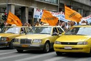 Греческие таксисты продолжают бастовать. // greekreporter.com