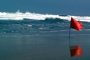 Красный флаг запрещает купание. // travelpod.com