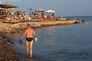 Отдых туристов на пляжах, где отсутствуют спасатели, запрещен. // Travel.ru