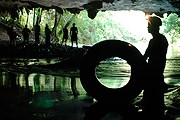 Туристам показывают джунгли и пещеры. // chaacreek.com
