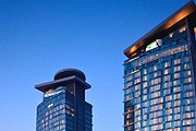 Три отеля занимают две башни. // hoteldeluxes.com