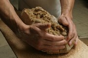В пекарне можно самим испечь хлеб. // laci.lv