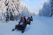 Туры на снегоходах популярны у любителей активного отдыха. // adrenalinetour.ru