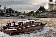 Туристы могут совершить прогулку по Сене на венецианской лодке. // seineavenue.com