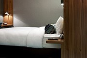 Кровать-платформа – фирменный знак отелей Aloft. // aloftlondonexcel.com