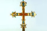 В коллекции можно будет увидеть золотой крест, изготовленный по приказу Карла IV и использовавшийся при коронациях. // old.hrad.cz