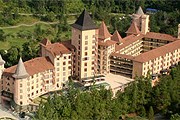 Отель выглядит как старинный замок. // thechateau.com.my