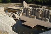 Памятники Албании интересуют туристов. // Wikipedia