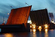 До 10 декабря в Санкт-Петербурге можно увидеть разведенные мосты. // lionking.ru