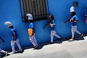 Жители городка одеваются в костюмы смурфов. // noticias.terra.es