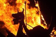 Сожжение ладьи викингов на празднике Апхелио // midgie.list.co.uk