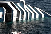 Лайнер Costa Concordia после аварии. // AP / Gregorio Borgia 