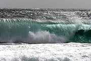 На пляжах Бали – трехметровые волны. // РИА "Новости"