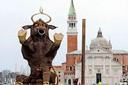 Девятиметровый бык стал символом карнавала. // AFP