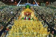 Карнавал привлекает тысячи участников и зрителей. // fontedamore.com