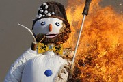Сожжение снеговика - непременный атрибут праздника. // zurich.com