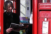 Туристы могут найти полезную информацию в телефонных будках. // bbc.co.uk