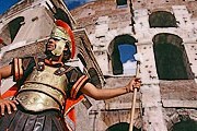 Гладиаторам и центурионам велено покинуть территорию, примыкающую к Колизею. // visualphotos.com