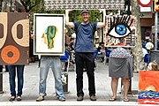 Художники носят по улицам свои работы. // travelandleisure.com