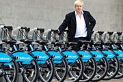 Мэр Лондона Борис Джонсон на велопарковке Barclays Cycle Hire // guardian.co.uk