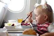 Более половины пассажиров не любят детей в самолетах. // iStockphoto / vsurkov